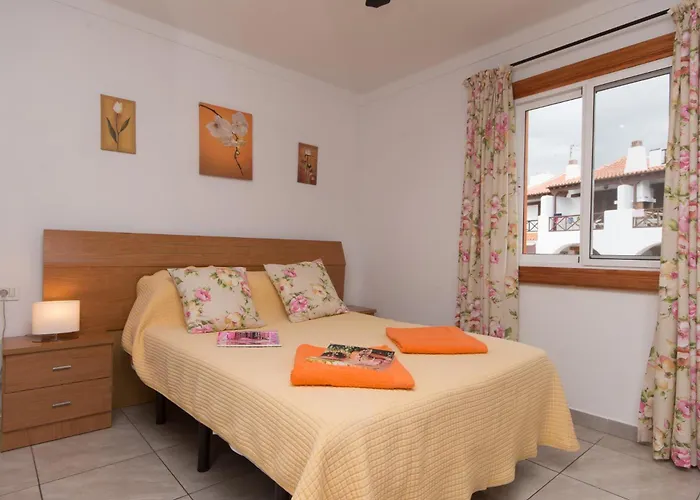 In Americas Private Pool Hot Tub Villa Playa de las Americas (Tenerife)